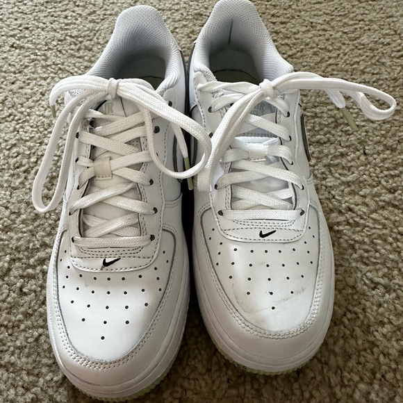 Nike Air Force 1 white shoes - Picture 2 of 4